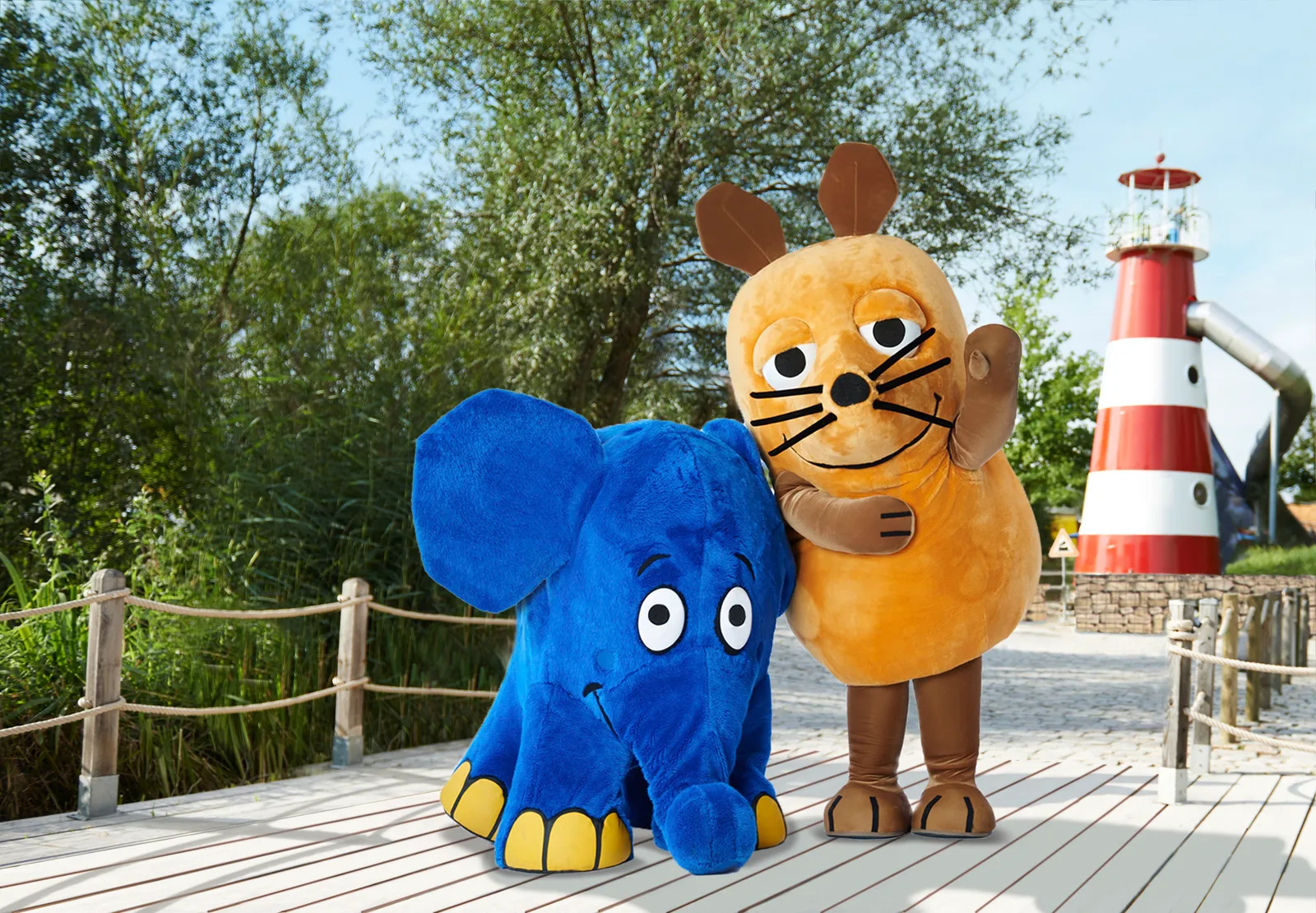 Musen och Elefanten på Ravensburger Spieleland framför den rödvita fyren