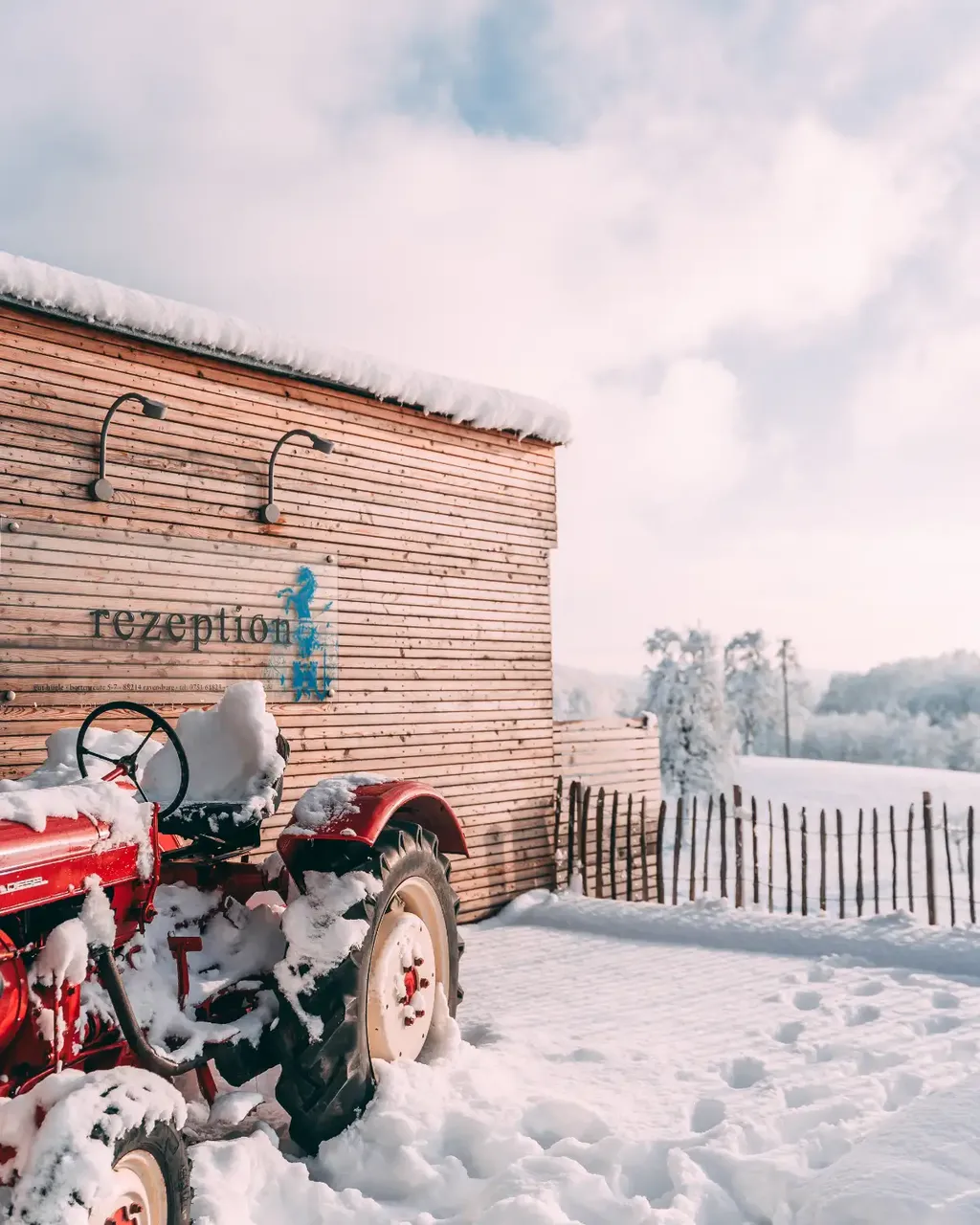 Traktor vid receptionen på upplevelsegården Gut Hügle