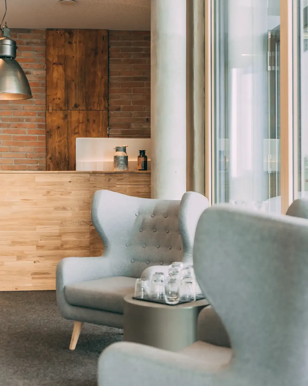 Fåtölj i loungen vid receptionen på upplevelsegården Gut Hügle